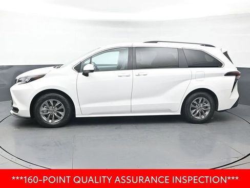 Used 2025 Toyota Sienna LE image 2