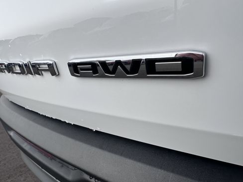 Used 2025 GMC Acadia Elevation image 8