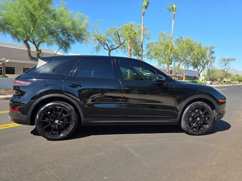 Used 2022 Porsche Cayenne AWD/4WD image 23