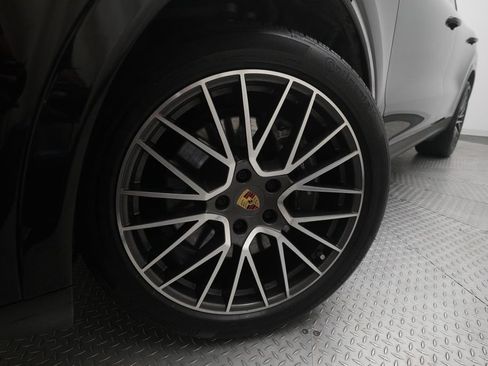 Certified 2022 Porsche Cayenne AWD/4WD image 32