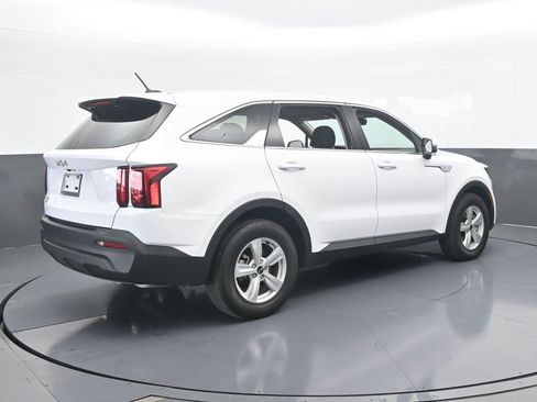 Used 2023 Kia Sorento LX image 6