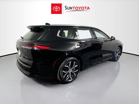 Used 2025 Toyota Crown Signia image 4