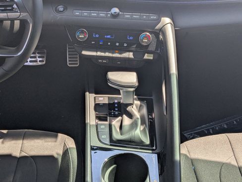 New 2025 Hyundai Elantra SEL FWD image 15