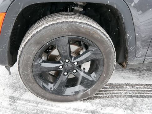 Used 2024 Jeep Grand Cherokee Altitude image 6