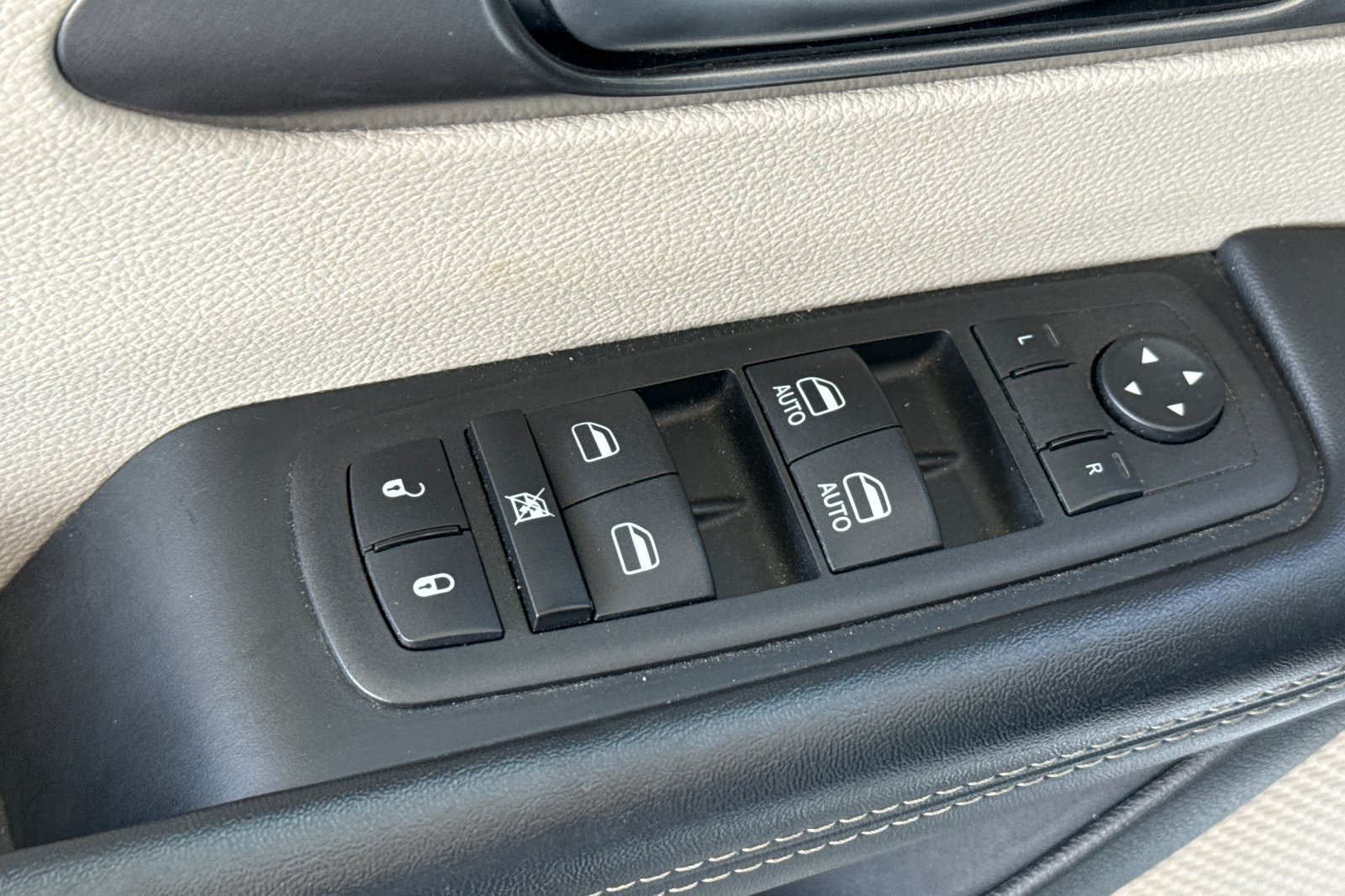 Used 2023 Chrysler Pacifica Touring-L FWD image 18