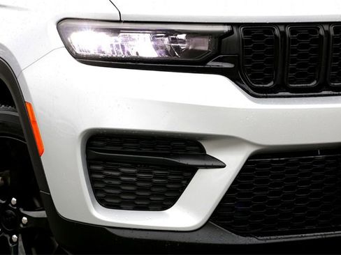 Used 2023 Jeep Grand Cherokee Altitude image 3