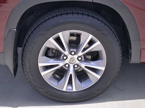Used 2015 Toyota Highlander XLE AWD/4WD image 10