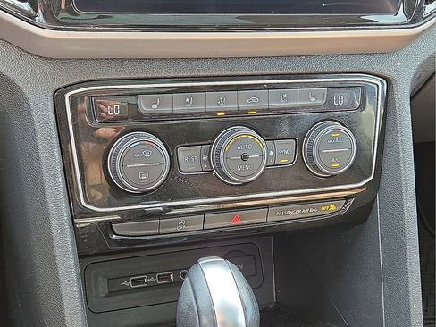 Used 2021 Volkswagen Atlas SEL Premium image 31