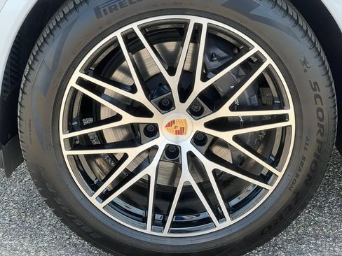 Used 2025 Porsche Cayenne AWD/4WD image 7