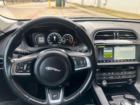 Used 2017 Jaguar F-PACE R-Sport image 39