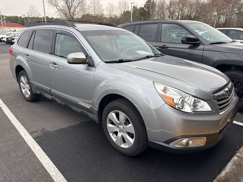 Used 2011 Subaru Outback 2.5i Premium image 2