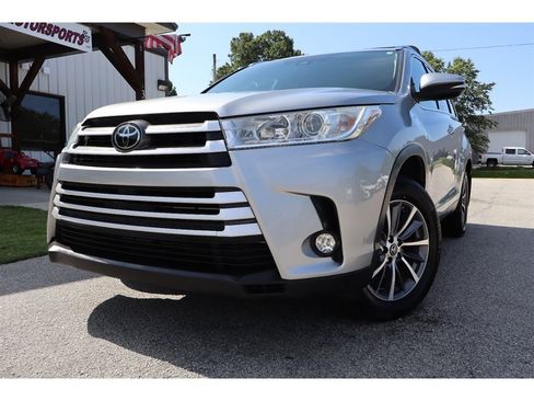 Used 2019 Toyota Highlander XLE AWD/4WD image 14