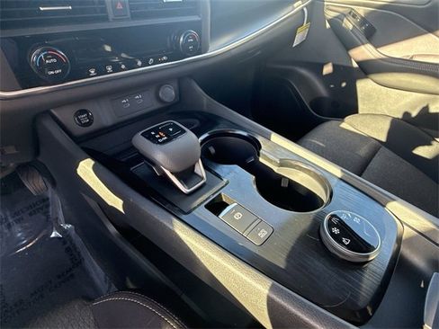 Certified 2025 Nissan Rogue SV image 19