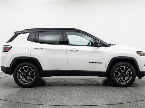 Used 2025 Jeep Compass Trailhawk AWD/4WD image 11