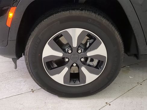 Used 2023 Jeep Grand Cherokee w/ Luxury Tech Group II image 12