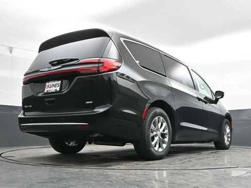 New 2026 Chrysler Pacifica Select AWD/4WD image 39