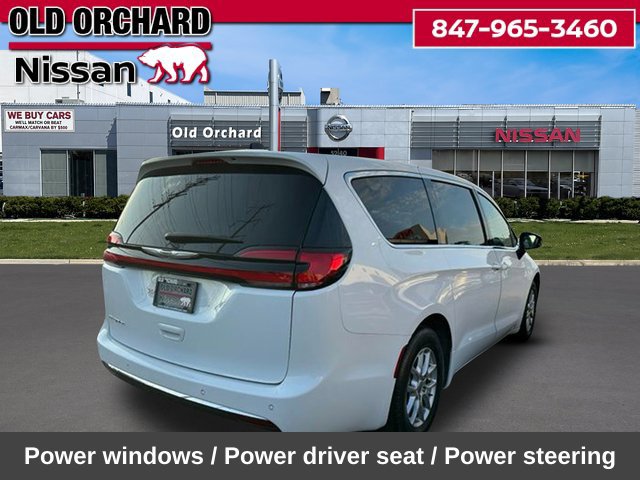 Used 2024 Chrysler Pacifica Touring FWD image 6