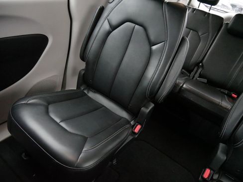 Used 2024 Chrysler Pacifica Touring-L image 12