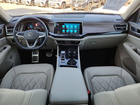 Used 2024 Volkswagen Atlas SEL Premium R-Line image 11