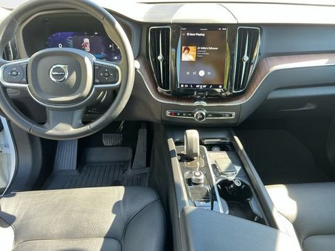 Used 2022 Volvo XC60 B5 Momentum AWD/4WD image 11