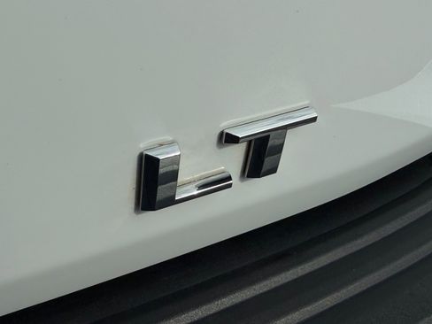 Used 2024 Chevrolet Suburban LT image 13