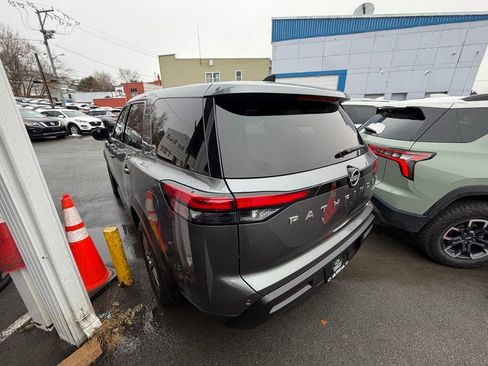 Used 2023 Nissan Pathfinder S image 3