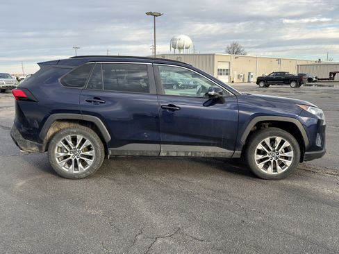 Used 2019 Toyota RAV4 XLE Premium image 2