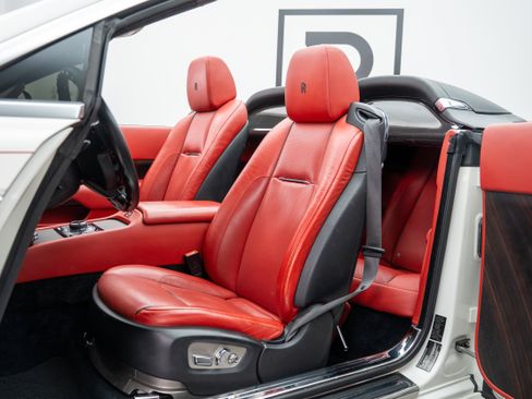 Used 2017 Rolls-Royce Dawn RWD image 3