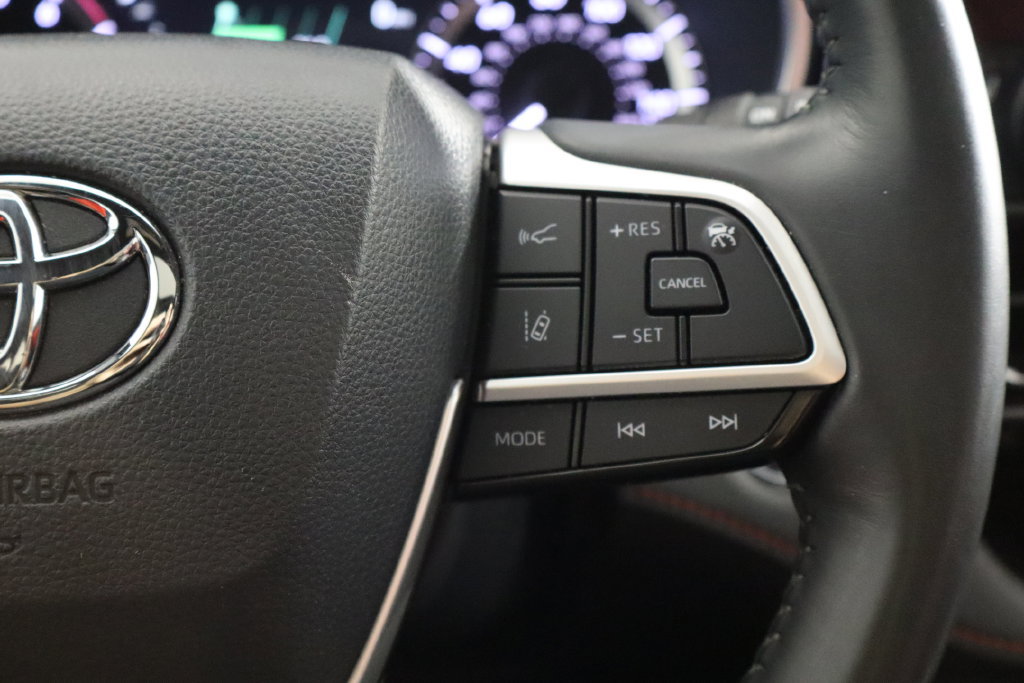 Used 2023 Toyota Highlander XSE FWD image 10