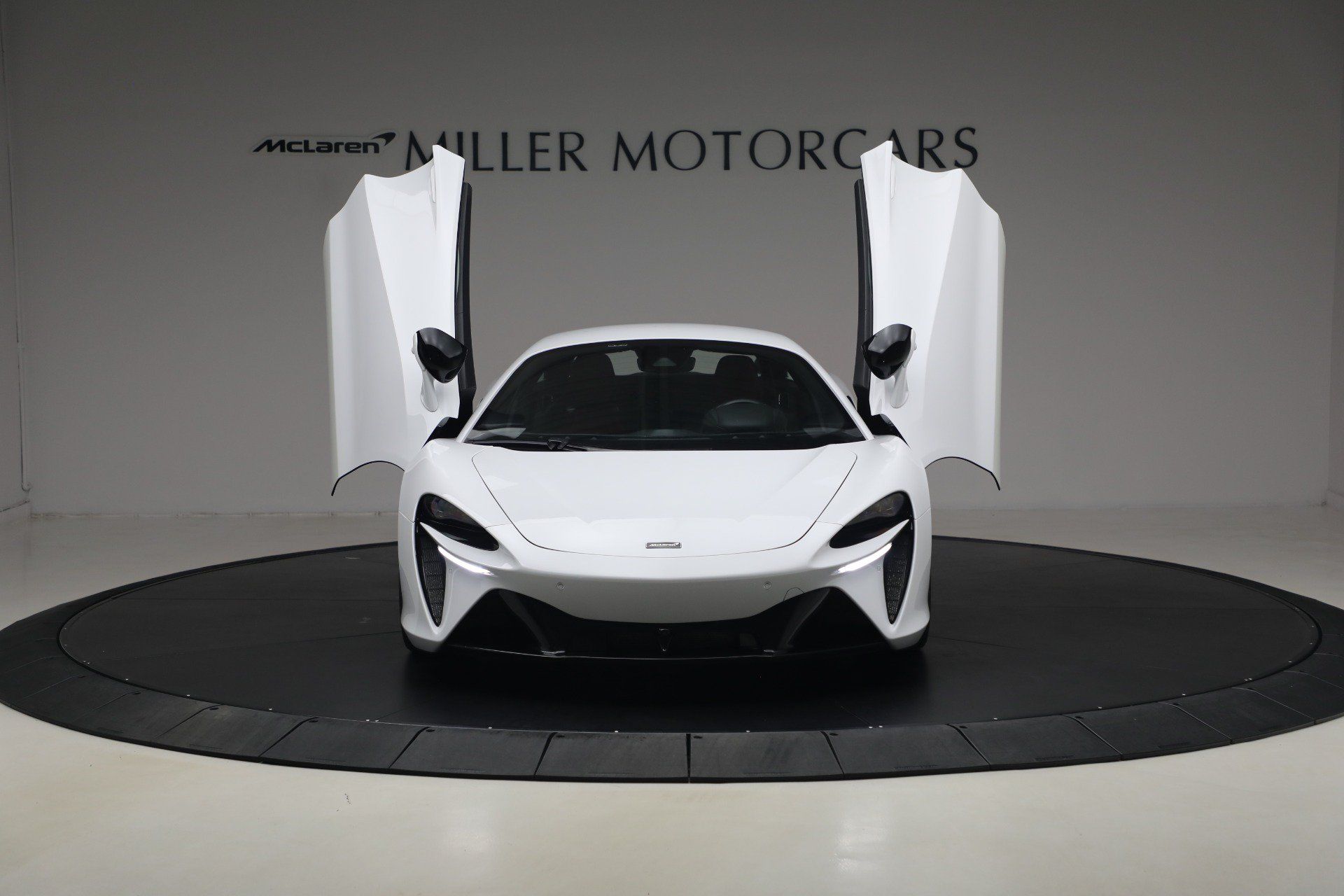 Used 2023 McLaren Artura RWD image 13