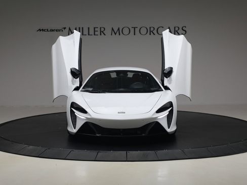 Used 2023 McLaren Artura RWD image 13