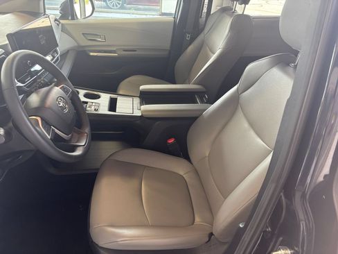 Used 2025 Toyota Sienna XLE FWD image 27