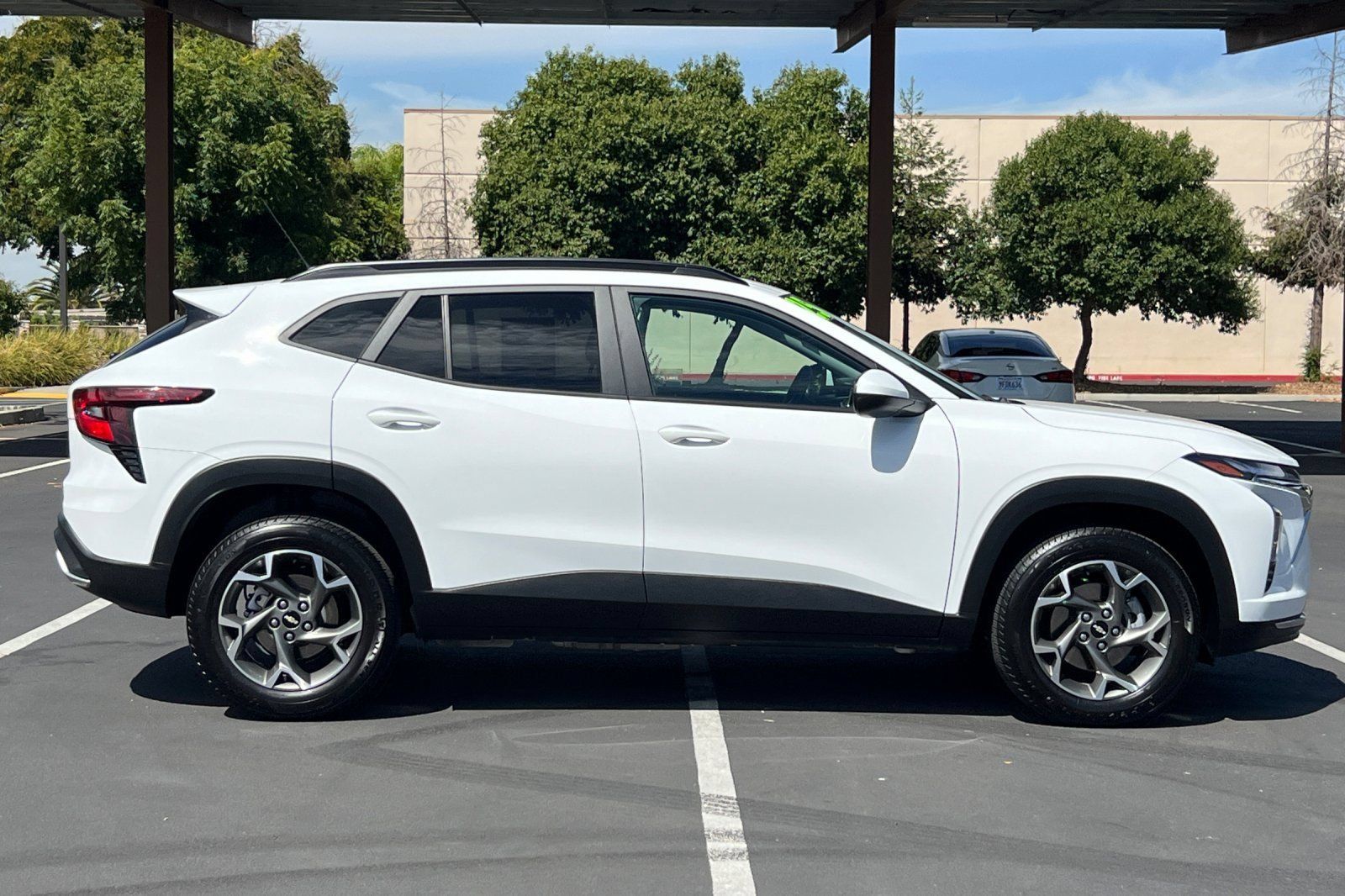 Used 2025 Chevrolet Trax LT FWD image 10