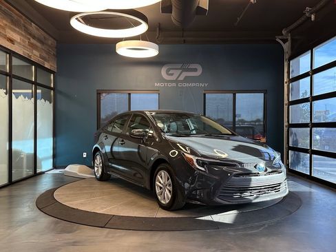Used 2024 Toyota Corolla LE w/ LE Convenience Package FWD image 1