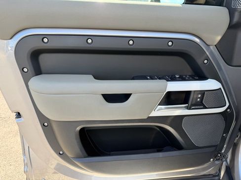 Used 2020 Land Rover Defender 110 SE image 12