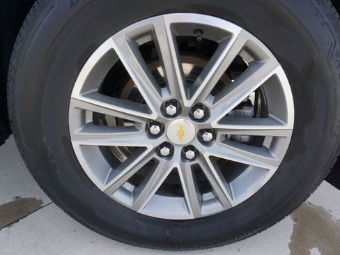 Used 2023 Chevrolet Traverse LT image 12