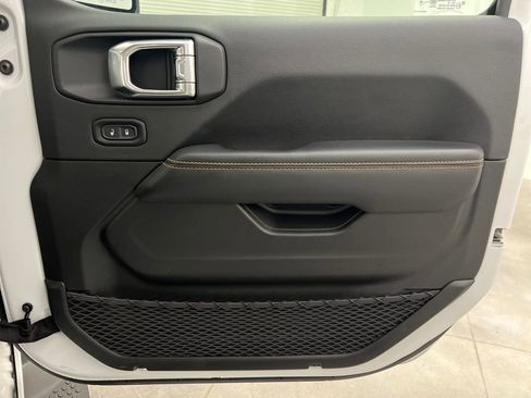 Used 2025 Jeep Wrangler Unlimited Sahara image 22