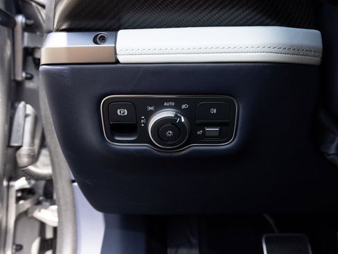 Used 2025 Aston Martin Vanquish V12 image 24