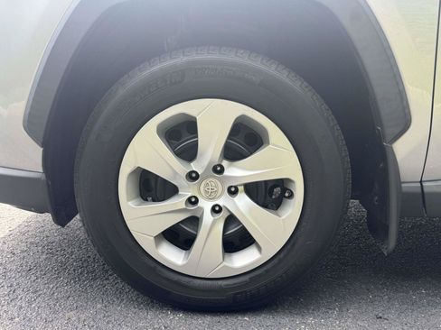 Used 2021 Toyota RAV4 LE AWD/4WD image 10