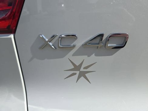 Used 2025 Volvo XC40 B5 Core image 8