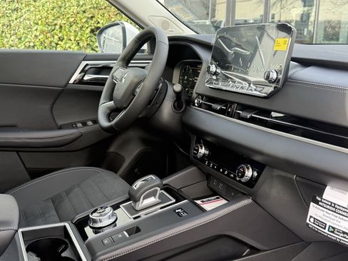 Used 2025 Mitsubishi Outlander SE image 30