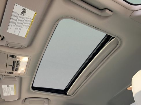 Used 2017 Toyota Camry XLE image 19