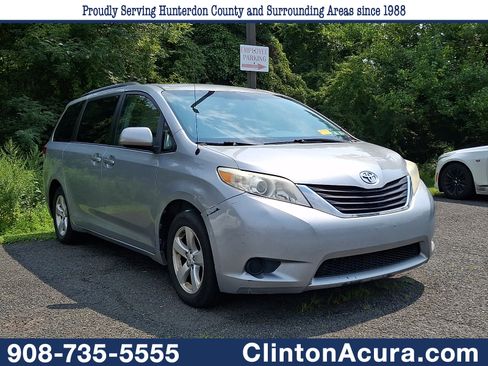 Used 2012 Toyota Sienna LE w/ Towing Pkg FWD image 1
