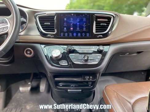 Used 2017 Chrysler Pacifica Limited FWD image 24
