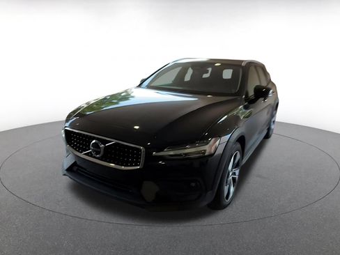 Used 2025 Volvo V60 B5 Cross Country Plus AWD/4WD image 5