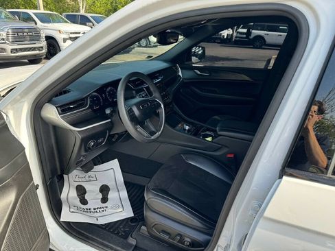 Used 2023 Jeep Grand Cherokee Altitude RWD image 3