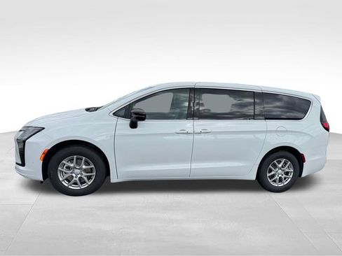 New 2027 Chrysler Pacifica Select FWD image 5