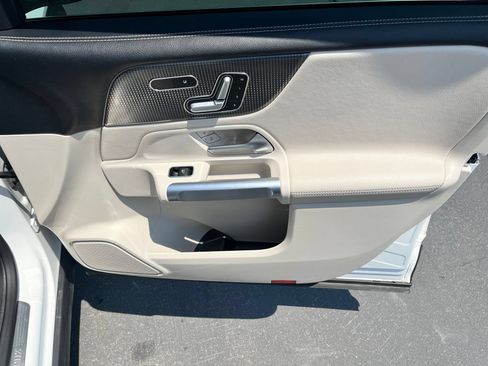 Used 2020 Mercedes-Benz GLB 250 4MATIC image 29