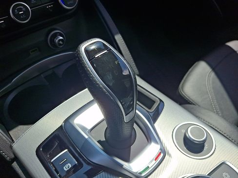 Used 2022 Alfa Romeo Stelvio Veloce AWD/4WD image 15