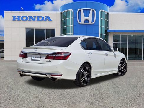 Used 2017 Honda Accord Touring image 3